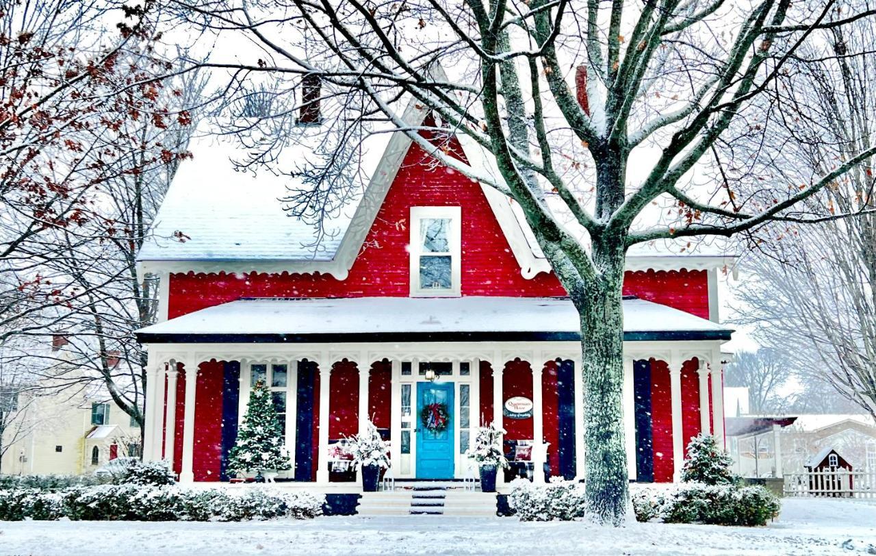 Quartermain House Bed & Breakfast Фредериктън Екстериор снимка