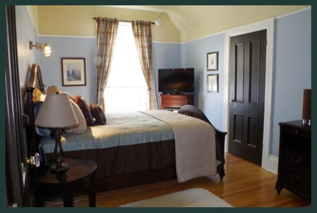 Quartermain House Bed & Breakfast Фредериктън Стая снимка