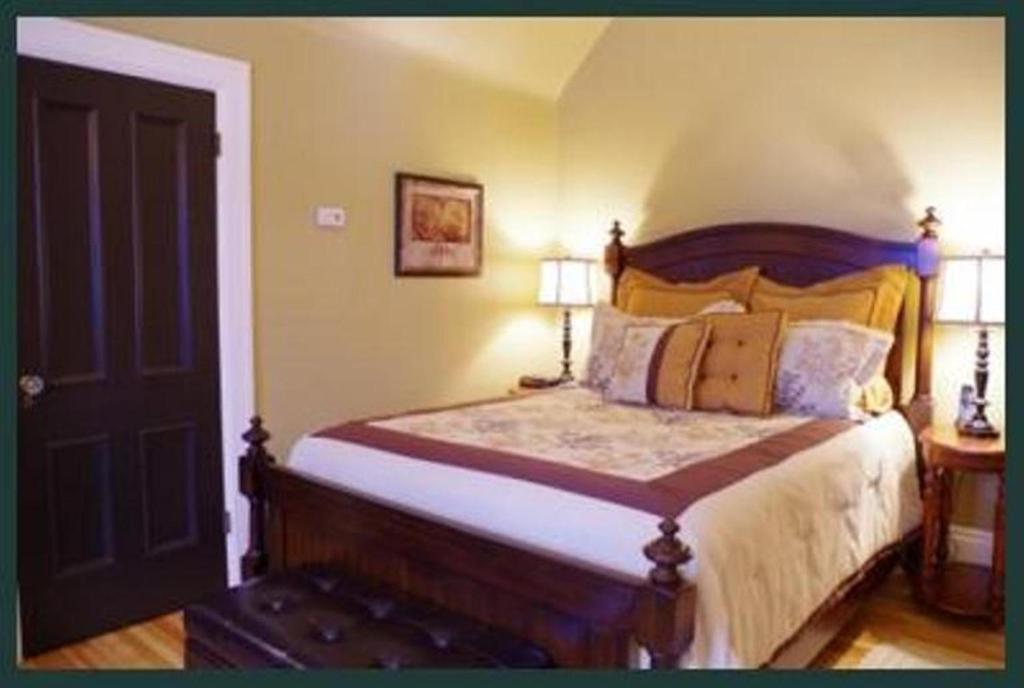 Quartermain House Bed & Breakfast Фредериктън Стая снимка