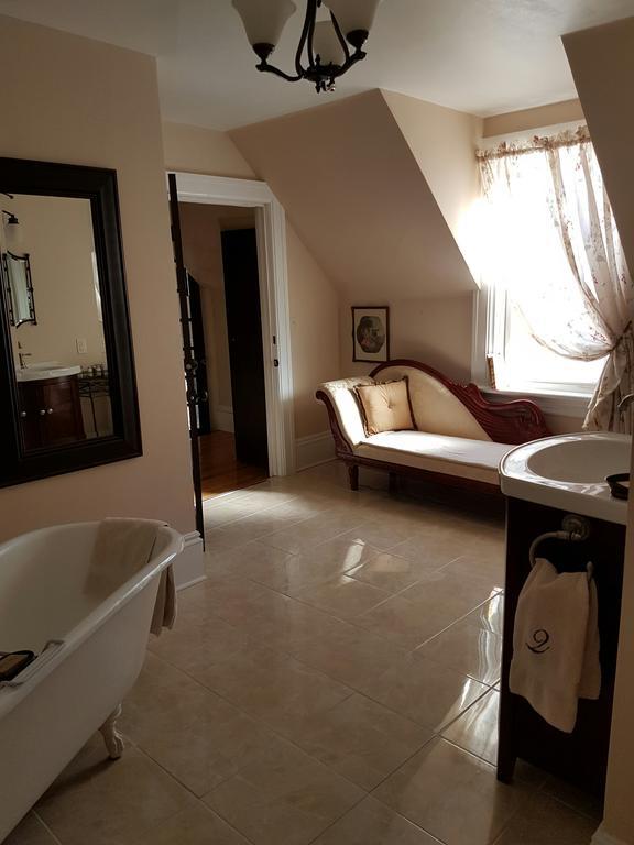 Quartermain House Bed & Breakfast Фредериктън Екстериор снимка