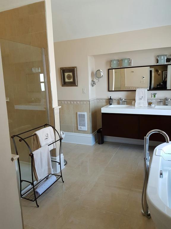 Quartermain House Bed & Breakfast Фредериктън Екстериор снимка